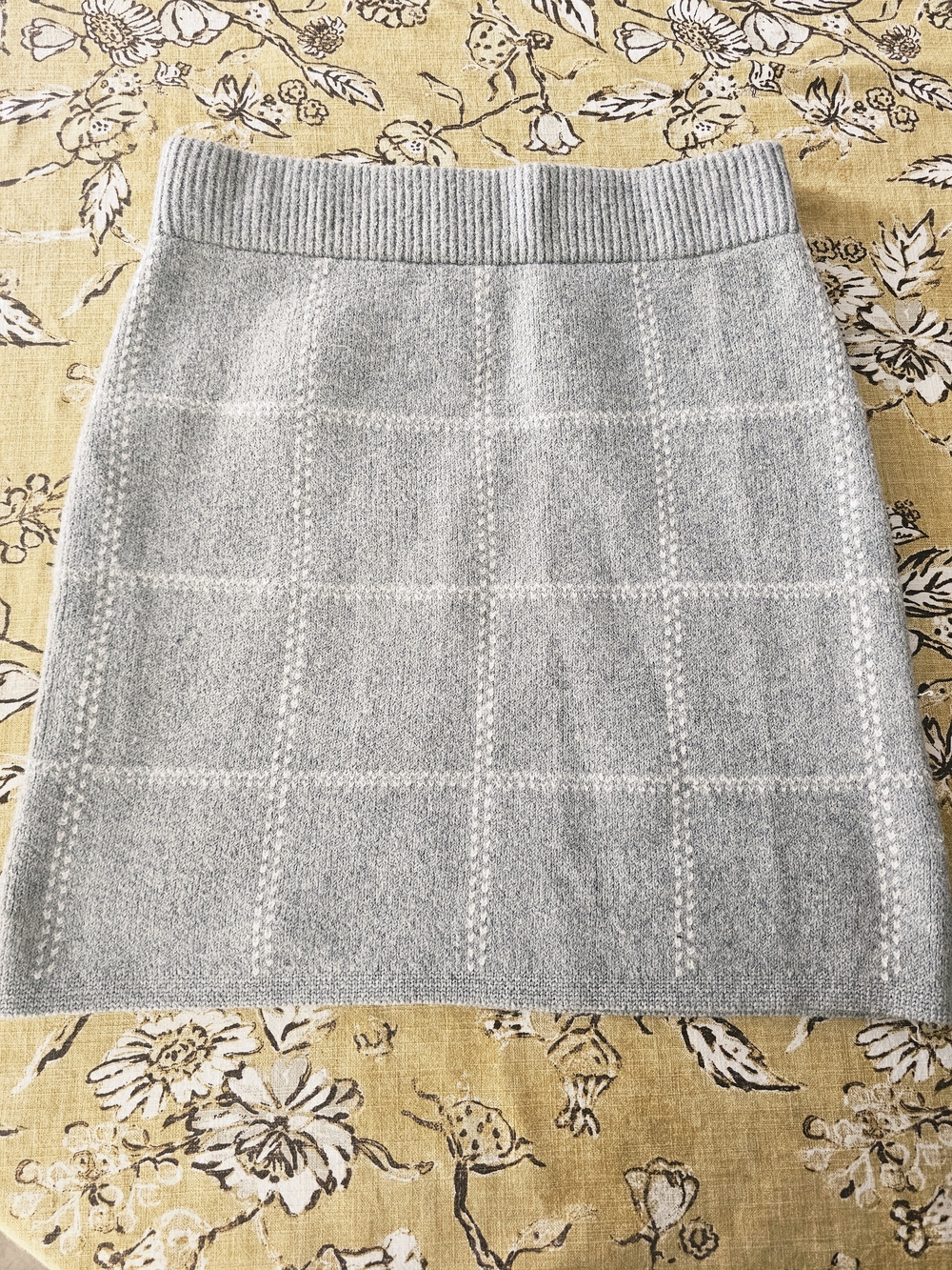 A New Day Light Gray White Plaid Sweater Knit Mini Skirt - Size Medium